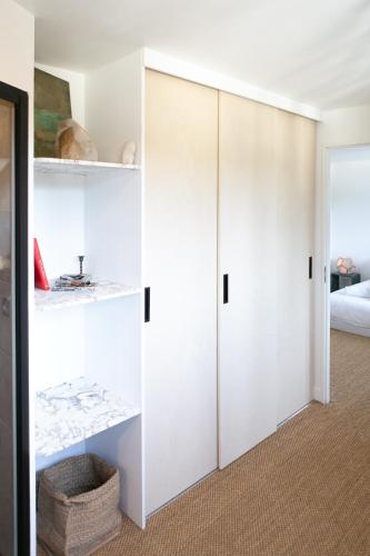Katil atau katil-katil dalam bilik di Duplex Design - in the heart of Fontainebleau's forest - Climber's dream - Few min walk from the most emblematic climbing spots of Fontainebleau - TroisPignons - Overlooking the park of a castle - Ideal Digital Nomad, business trip