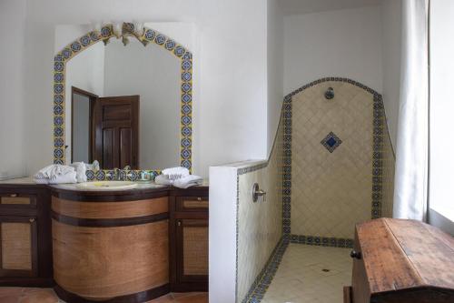 W łazience znajduje się umywalka i lustro. w obiekcie La Perla del Caribe - Villa Sapphire w mieście San Pedro