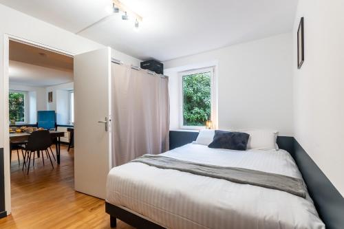 een slaapkamer met een bed en een eetkamer bij Le 18-GregIMMO-Appart'Hôtel in Bavilliers