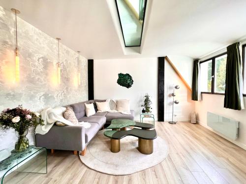 Ruang duduk di Duplex Design - in the heart of Fontainebleau's forest - Climber's dream - Few min walk from the most emblematic climbing spots of Fontainebleau - TroisPignons - Overlooking the park of a castle - Ideal Digital Nomad, business trip