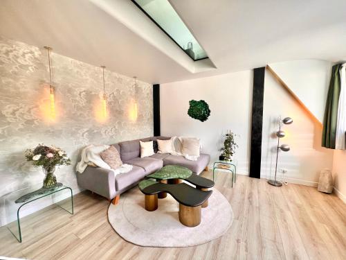 Ruang duduk di Duplex Design - in the heart of Fontainebleau's forest - Climber's dream - Few min walk from the most emblematic climbing spots of Fontainebleau - TroisPignons - Overlooking the park of a castle - Ideal Digital Nomad, business trip