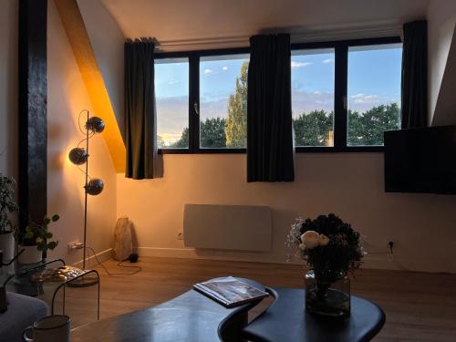Televisyen dan/atau pusat hiburan di Duplex Design - in the heart of Fontainebleau's forest - Climber's dream - Few min walk from the most emblematic climbing spots of Fontainebleau - TroisPignons - Overlooking the park of a castle - Ideal Digital Nomad, business trip