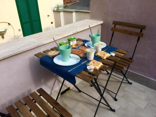 サレルノにあるB&B Palazzo Fruscioneのテーブル(食べ物、飲み物、椅子付)