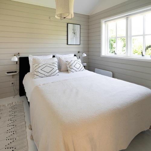 1 dormitorio blanco con 1 cama grande con sábanas y almohadas blancas en Casa Pueblo Viejo en Ouddorp
