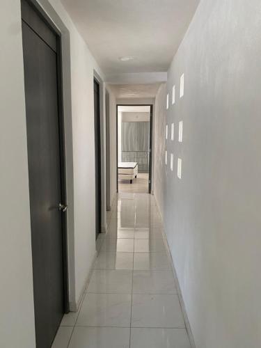 un corridoio vuoto con una porta e una panchina in una stanza di Hermoso Departamento cerca Foro Sol a Città del Messico