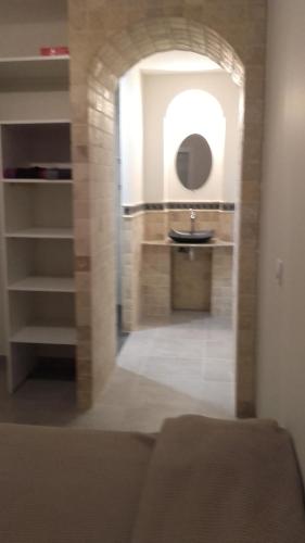 une salle de bain avec un lavabo et un miroir dans l'établissement Chambre chez l'habitant, à Alignan-du-Vent