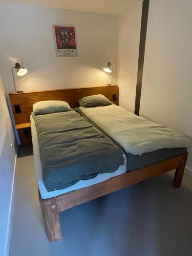 アムステルダムにあるStudio 28A5 with free parking placeのベッドルーム1室(ツインベッド2台付)