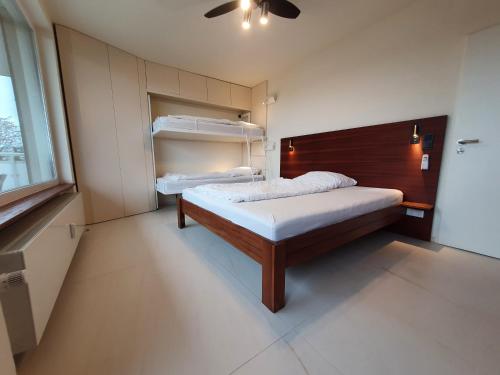 ein kleines Schlafzimmer mit einem Bett und einem Ventilator in der Unterkunft Apartment Frankfurt City View - Oberursel in Oberursel
