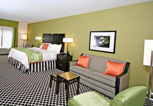 מיטה או מיטות בחדר ב-Fairfield Inn Suites Elkin Jonesville