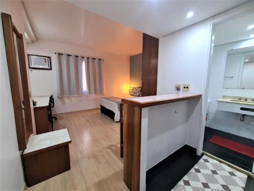 Habitación grande con cocina y cama. en Qi Ibirapuera Intelligence Flat internet fibra e limpeza UH1903, en São Paulo