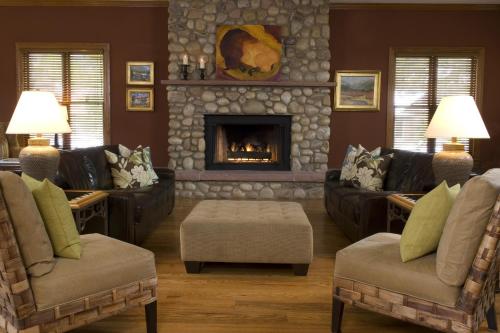 a living room with couches and a fireplace at The Bradley Boulder Inn in Boulder