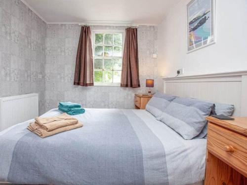 um quarto com uma cama grande e uma janela em Glenthorne Villa Torquay em Torquay
