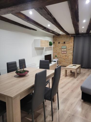 Un comedor con mesa y sillas de madera. en Navarreria, en Pamplona
