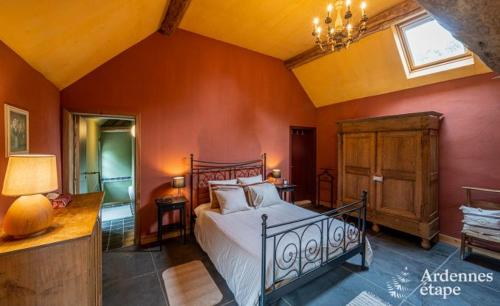 een slaapkamer met een groot bed en een raam bij Gîte de la Ferme de Seron - gîte de charme avec bain nordique in Fernelmont