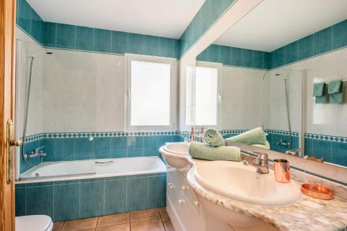 Et badeværelse på Villa Mar Flores by Villa Plus