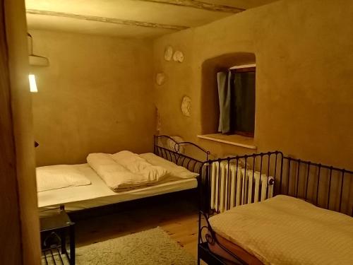 - une chambre avec 2 lits et un miroir dans l'établissement Ferienhaus Woddow Uckermark, à Woddow