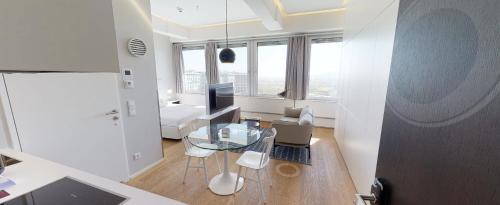 salon ze szklanym stołem i kanapą w obiekcie Key Residences Vienna w Wiedniu
