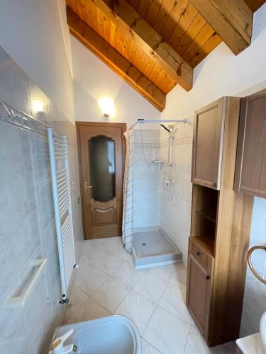 uma casa de banho com um chuveiro, um WC e um lavatório. em Attico sul Rosa em Ceppo Morelli