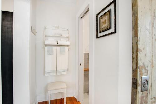 un corridoio bianco con sedia e finestra di Starland Yellow Door Retreat a Savannah