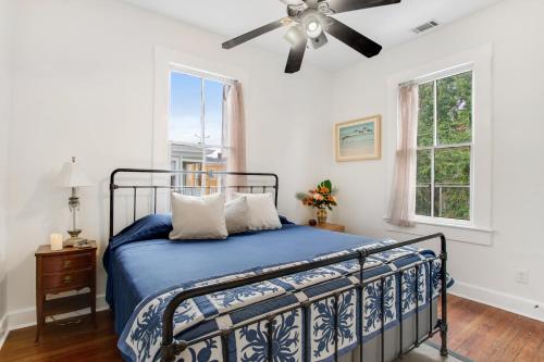 - une chambre avec un lit et un ventilateur de plafond dans l'établissement Starland Yellow Door Retreat, à Savannah