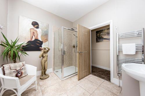スランディドノにあるSnoozeのバスルーム(シャワー、シンク付)