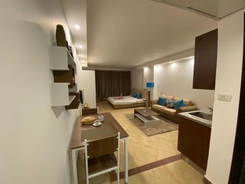 Η κουζίνα ή μικρή κουζίνα στο Alia Beach Residence