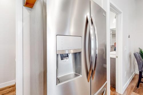 Die Küche ist mit einem Kühlschrank aus Edelstahl ausgestattet. in der Unterkunft Placita Escondida #204 in Tucson