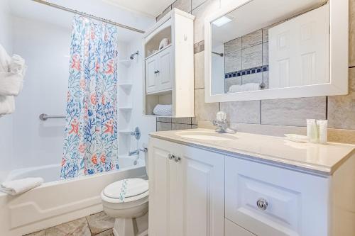 戴通納海灘的住宿－Ocean Jewels Club #312，白色的浴室设有卫生间、浴缸和水槽。