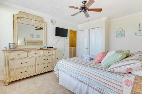 1 dormitorio con 1 cama y vestidor con espejo en Ocean Jewels Club #312, en Daytona Beach