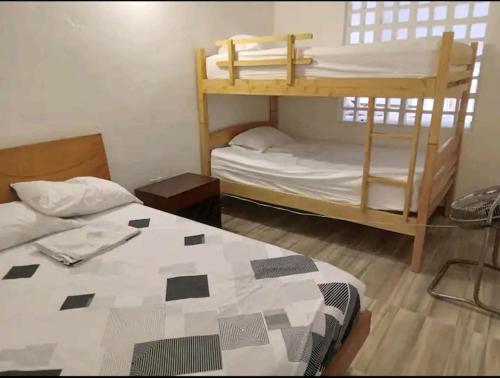 Cette chambre comprend deux lits superposés et un lit. dans l'établissement Casa acogedora en girardot, à Girardot