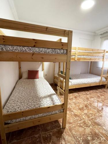 una camera con 3 letti a castello di Apartamento Deborah a Málaga