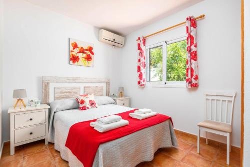 1 dormitorio con cama y ventana en Villa Marline by Villa Plus, en Cala'n Porter