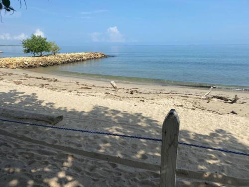 a fence on a beach with the ocean in the background at Apartamento Coveñas frente al mar in Coveñas