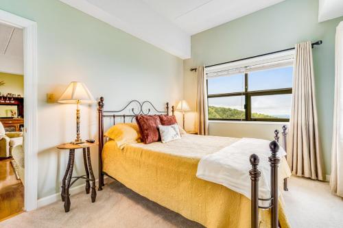 une chambre avec un lit et une grande fenêtre dans l'établissement The Citadel 3331, à Sugar Mountain