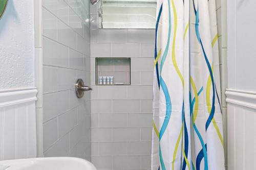 y baño con ducha y cortina de ducha colorida. en Kapa'a Sands 09 en Kapaa