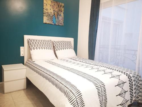 Posteľ alebo postele v izbe v ubytovaní STUDIO COSY HYPER CENTRE GARE AMIENS WIFI NETFLIX 2 PERS