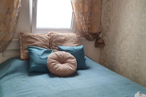 una poltrona sacco a forma di fagioli seduta su un letto con cuscini di Playa San Juan apartment a Playa de San Juan