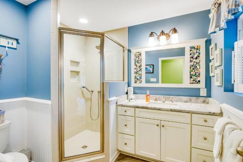 W łazience znajduje się prysznic i umywalka. w obiekcie Marigold Cottage w mieście Tybee Island
