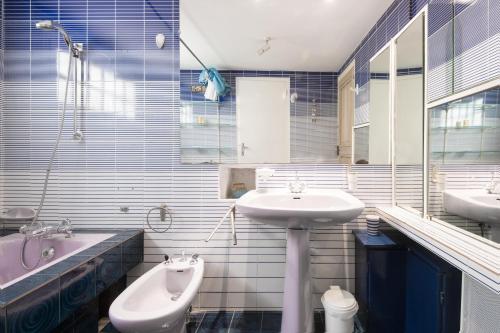 une salle de bain avec un lavabo, des toilettes et une baignoire dans l'établissement Maison typique 'Etrille' proche du marché et de la plage, à La Couarde-sur-Mer