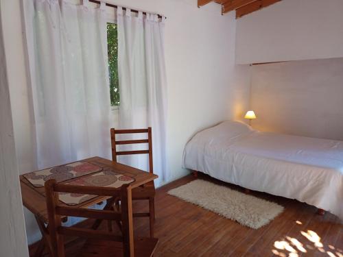 Кровать или кровати в номере Cabaña monoambiente con pileta y jardín arbolado