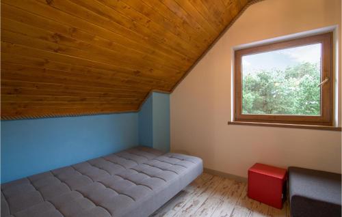 Cama en habitación con ventana en 2 Bedroom Beautiful Home In Czarny Mlyn, en Czarny Młyn