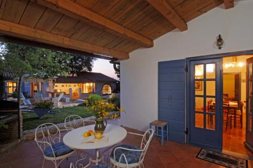 Sân trong/khu vực ngoài trời tại Stancija Baladur in Rakovci - 3 Häuschen für insgesamt 6 Personen Baladur 3