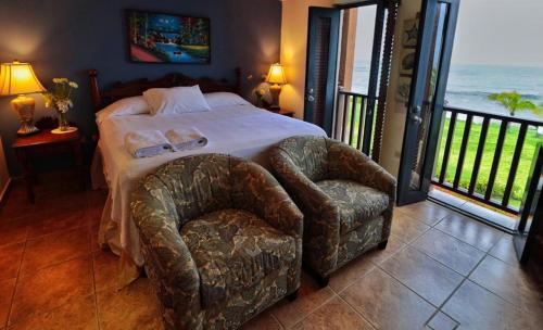 San Diego的住宿－Suite San Juan 125 Gran Pacifica Resort，一间带一张床和一把椅子的卧室以及一个阳台