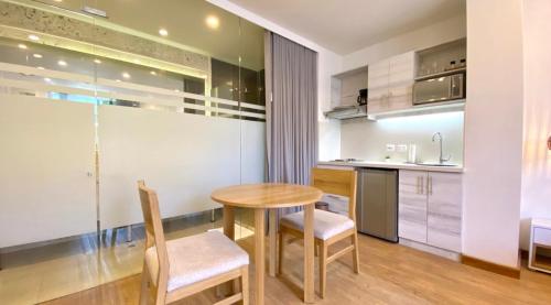 Kuchyňa alebo kuchynka v ubytovaní Beautiful 1BR Suite 105