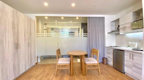 a kitchen with a table and chairs in a room at Beautiful 1BR Suite 105 in Cartagena de Indias