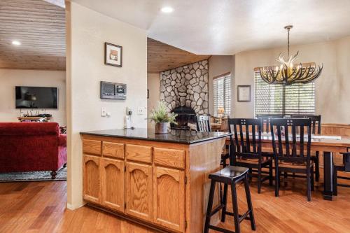 Gambar di galeri bagi 078 - Woodland Haven - Meredith Lodging di Big Bear Lake