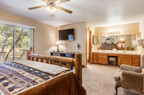 Televisyen dan/atau pusat hiburan di 078 - Woodland Haven - Meredith Lodging