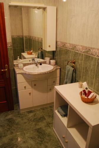 ポラ・デ・レナにあるCasa Rural Puerta del Gamoniteiruのバスルーム(洗面台、鏡付)