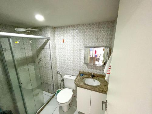 uma casa de banho com um WC, um lavatório e um chuveiro em Lindo Flat Verde Mar em São José da Coroa Grande, Pernambuco em São José da Coroa Grande