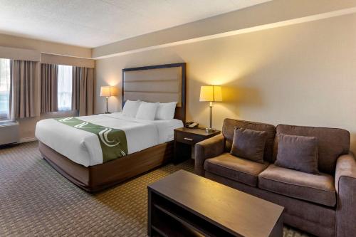 una camera d'albergo con letto e divano di Quality Inn Airport West a Mississauga